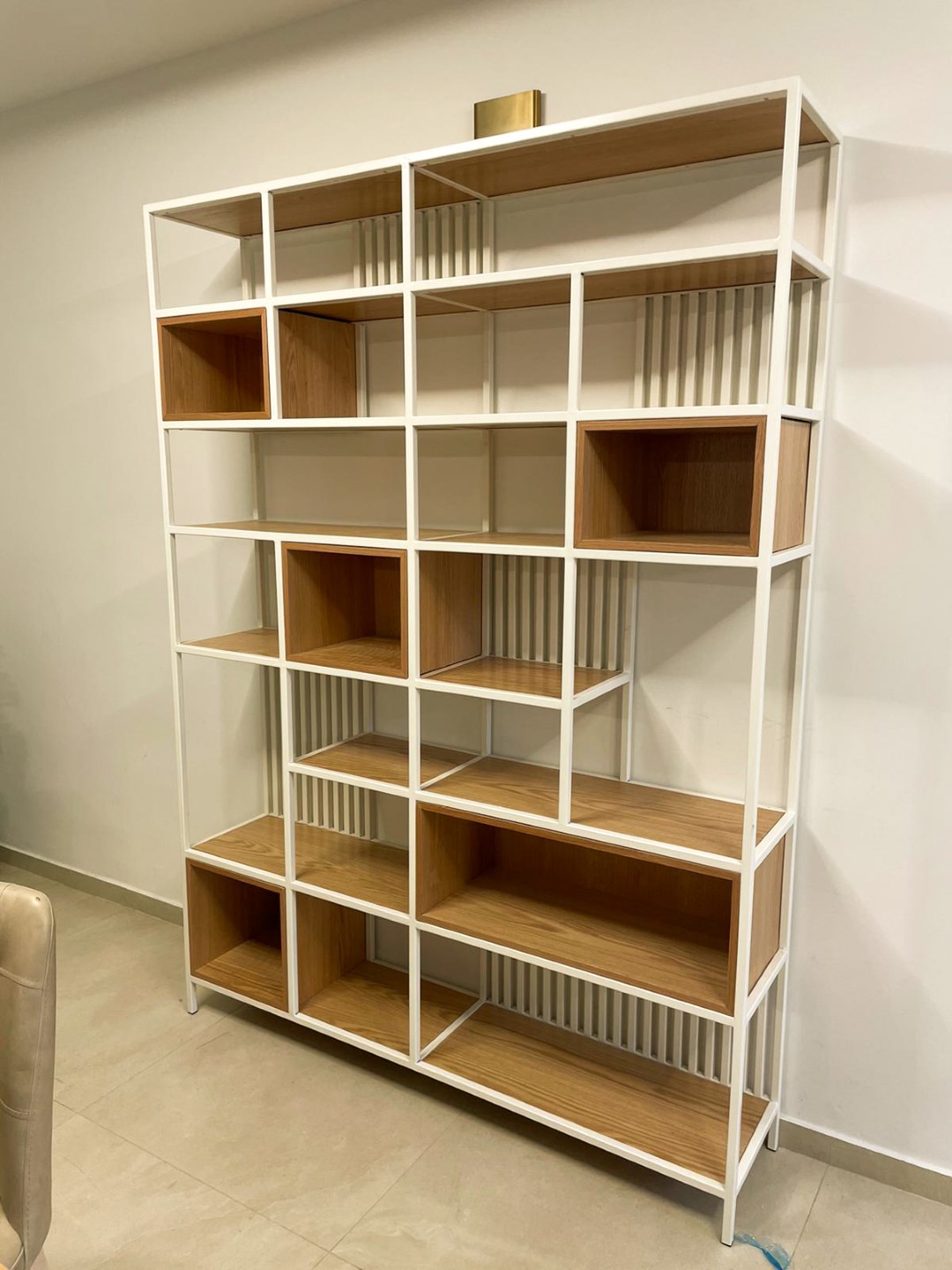 ספרייה מברזל לבן בשילוב עץ